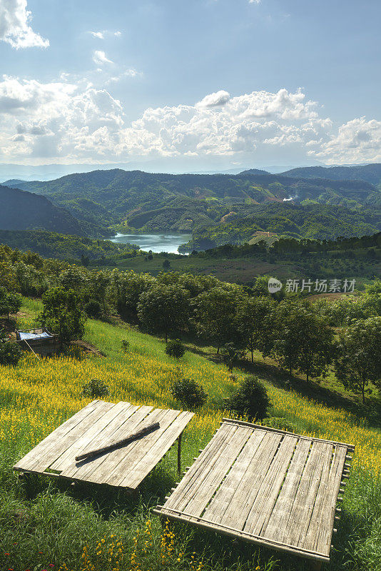 阳光明媚的日子里，泰国江莱省Doi Chang的美苏艾大坝附近美丽的风景